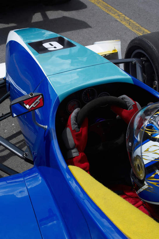 西方人,一个人,运动员,坐,竖图,俯视,室外,白天,安全,机器,仪器,道路,路,公路,汽车,赛车,帽子,欧洲,欧洲人,仅一个男性,仅一个人,一辆,握,阴影,光线,头盔,影子,分界线,防护,停车线,交通,设备,车,仅一个年轻男性,黑色,阳光,安全帽,方向盘,轮胎,手套,交通工具,驾驶,行驶,橡胶,握着,保护,车行道,车行道分界线,控制,载具,标线,保险,橡胶制品,卡丁车,车胎,车行线,保全,周全,安稳,安定,防护手套,微型汽车,微型赛车,平安,男人,男性,年轻男性,白种人,马路,体育运动员,运动选手,坐着,半身,彩图,高角度拍摄,里胎,内胎