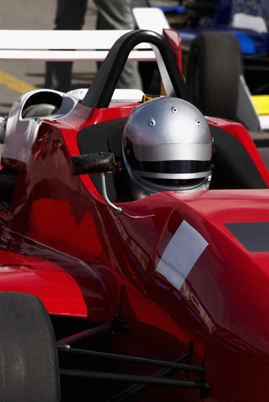 西方人,一个人,运动员,坐,竖图,室外,白天,正面,道路,路,公路,汽车,赛车,帽子,欧洲,欧洲人,仅一个男性,仅一个人,一辆,阴影,光线,头盔,影子,分界线,停车线,交通,注视,车,仅一个年轻男性,红色,黑色,阳光,安全帽,轮胎,交通工具,观察,看,橡胶,观看,车行道,车行道分界线,察看,关注,载具,标线,橡胶制品,卡丁车,车胎,车行线,微型汽车,微型赛车,男人,男性,年轻男性,白种人,马路,体育运动员,运动选手,坐着,半身,彩图,外胎