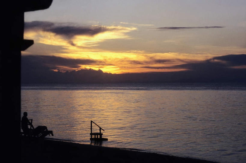 西方人,一个人,坐,横图,室外,白天,侧面,旅游,度假,海浪,海洋,美景,日落,森林,沙滩,树林,植物,欧洲,马来西亚,欧洲人,亚洲,仅一个男性,仅一个人,阴影,服装,光线,沙子,影子,海岸,景观,浪花,水平线,晚霞,霞光,落日,辽阔,海平线,沙地,背光,注视,休闲装,娱乐,树,树木,仅一个年轻男性,衣服,绿色,倒影,阳光,自然,海水,黄昏,观察,看,享受,休闲,广阔,休闲服,景色,彩霞,放松,服饰,东南亚,生长,成长,观看,一望无际,察看,倒映,西巴丹岛,关注,自然风光,逆光,海景,西巴丹,婆罗洲,加里曼丹岛,婆罗洲岛,无边无际,一马平川,夕照,反照,马来西亚联邦,沙巴州,沙巴,男人,男性,年轻男性,白种人,大海,风浪,海,海水的波动,海滩,近岸浪,涌浪,夕阳,坐着,彩图,全身,水天相接,水天一线,斜阳