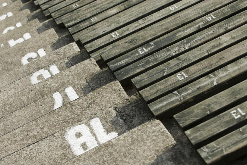 无人,体育馆,栏杆,运动场,横图,俯视,室外,特写,白天,楼梯,静物,一排,整齐,标志,扶手,数字,文字,字符,阶梯,看台,标识,体育场,护栏,台阶,座位,排列,阿拉伯数字,队列,运动馆,坐位,彩图,高角度拍摄