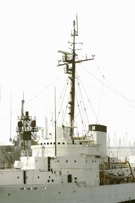 无人,竖图,室外,白天,仰视,船,美国,一艘,阴影,光线,影子,蓝色,蓝天,天空,阳光,天,军舰,晴朗,北美,北美洲,美洲,战舰,军用战舰,战船,万里无云,查尔斯顿,南卡罗来纳州,北亚美利加洲,亚美利加洲,南卡罗来纳,扇榈之州,矮棕榈之州,晴空,晴空万里,彩图,低角度拍摄