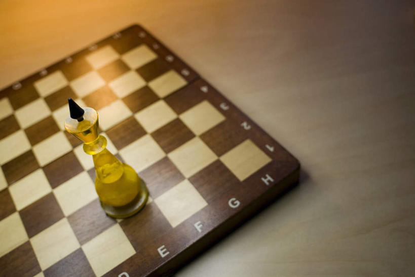 无人,横图,俯视,室内,特写,白天,游戏,快乐,比赛,竞争,静物,阴影,灰色背景,反射,英文,标志,文字,影子,字符,字母,玩,娱乐,标识,象棋,休闲,棋子,棋盘,国际象棋,益智,摄影,影棚,活动,英文字母,国王,发泄,消遣,智力,宣泄,玩耍,嬉戏,彩图,高角度拍摄,影棚拍摄,拍摄,王