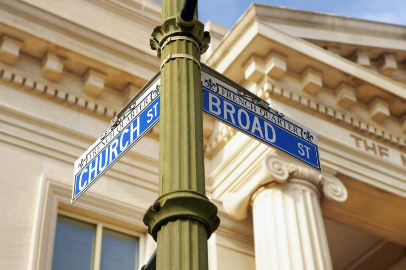 无人,家,横图,室外,白天,仰视,度假,美景,城市风光,城市,指示牌,雕塑,美国,艺术,装饰,英文,标志,雕刻,雕像,路标,文字,字符,字母,房屋,屋子,景观,公寓,娱乐,标识,洋房,楼房,路牌,住宅,工艺品,享受,休闲,景色,放松,纪念,英文字母,美术,北美,北美洲,主题,美洲,陈列,查尔斯顿,南卡罗来纳州,功能,美学,北亚美利加洲,亚美利加洲,南卡罗来纳,扇榈之州,矮棕榈之州,彩图,低角度拍摄,房子