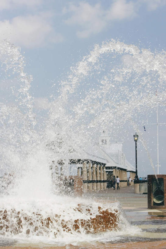 无人,竖图,室外,白天,正面,度假,美景,水,城市风光,城市,路灯,喷泉,照明,美国,阴影,飞溅,溅,光线,液体,影子,景观,水滴,云,云朵,灯光,云彩,文化,娱乐,灯,水珠,蓝色,白云,蓝天,天空,阳光,天,品味,享受,休闲,景色,放松,晴朗,照亮,北美,北美洲,照明设备,喷洒,美洲,水景,查尔斯顿,南卡罗来纳州,北亚美利加洲,亚美利加洲,美观,南卡罗来纳,扇榈之州,矮棕榈之州,设计,晴空,彩图