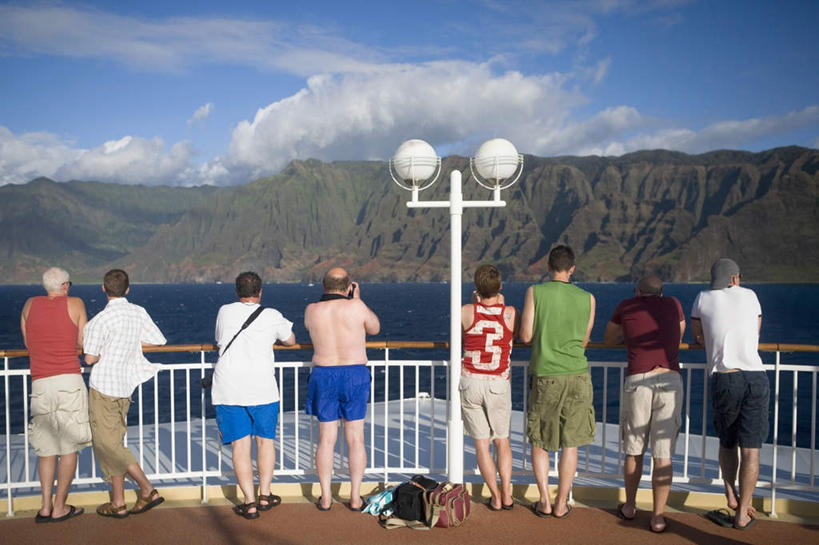 西方人,伙伴,朋友,公园,栏杆,站,横图,室外,白天,旅游,度假,友谊,岛屿,河流,美景,山,山脉,水,路灯,相机,照明,夏威夷,欧洲,美国,欧洲人,一排,阴影,服装,整齐,光线,包,扶手,影子,河水,景观,山峰,水流,云,云朵,灯光,山峦,许多人,云彩,旅行包,休闲装,娱乐,护栏,灯,排列,拍照,背面,衣服,蓝色,白云,蓝天,天空,阳光,自然,背包,数码相机,群山,天,站着,一群人,享受,休闲,休闲服,景色,放松,摄影,服饰,晴朗,照亮,北美,北美洲,照明设备,队列,自然风光,美洲,夏威夷州,爱洛哈之州,可爱岛,考艾岛,考爱岛,纳帕利海岸州立公园,北亚美利加洲,亚美利加洲,旅游包,花园之岛,友情,男人,男性,年轻男性,白种人,照相机,列岛,群岛,诸岛,晴空,站立,彩图,全身,照相,双肩包