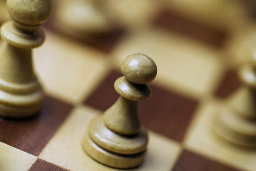 无人,横图,俯视,室外,特写,白天,游戏,快乐,比赛,竞争,静物,阴影,朦胧,模糊,反射,影子,玩,娱乐,象棋,休闲,棋子,棋盘,国际象棋,益智,活动,发泄,消遣,智力,宣泄,玩耍,嬉戏,彩图,高角度拍摄,兵,近卫军