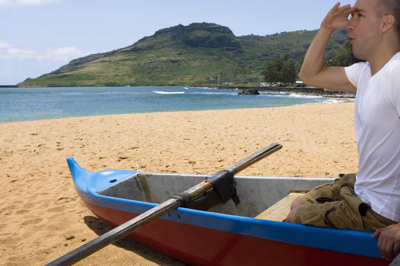 西方人,一个人,坐,横图,室外,白天,侧面,海浪,海洋,沙滩,山,山脉,树林,植物,船,欧洲,欧洲人,仅一个男性,仅一个人,仅一个中年男性,一艘,服装,船桨,沙子,海岸,浪花,山峰,云,云朵,木船,沙地,山峦,云彩,注视,休闲装,树,树木,衣服,蓝色,绿色,白云,蓝天,天空,自然,海水,交通工具,群山,天,观察,看,休闲,休闲服,遮,遮掩,服饰,生长,晴朗,成长,观看,察看,掩盖,舟,遮挡,关注,载具,海景,遮盖,掩饰,男人,男性,中年男性,白种人,大海,风浪,海,海水的波动,海滩,近岸浪,涌浪,晴空,坐着,半身,彩图