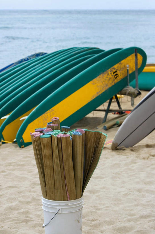 无人,竖图,室外,白天,正面,旅游,度假,岛屿,海浪,海洋,美景,沙滩,城市,夏威夷,美国,一排,许多,整齐,冲浪板,沙子,海岸,景观,浪花,沙地,娱乐,运动器械,排列,自然,海水,享受,休闲,健身器械,景色,放松,北美,北美洲,队列,自然风光,美洲,健身器材,海景,瓦胡岛,欧胡岛,火奴鲁鲁,首府,欧湖岛,夏威夷州,爱洛哈之州,北亚美利加洲,亚美利加洲,聚集之岛,檀香山市,冲浪装备,大海,风浪,海,海水的波动,海滩,近岸浪,列岛,群岛,涌浪,诸岛,彩图,檀香山,威基基海滩,运动器材