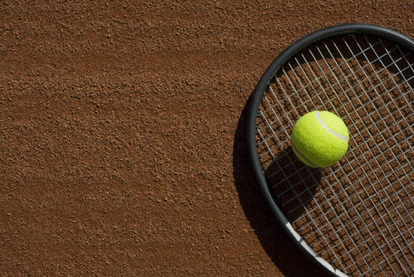 无人,横图,俯视,室外,特写,白天,网球,静物,阴影,光线,网球拍,影子,球场,网球场,球拍,网球装备,运动器械,场地,阳光,健身器械,健身器材,网球运动,彩图,高角度拍摄,网球场地,红土场,软性球场,运动器材