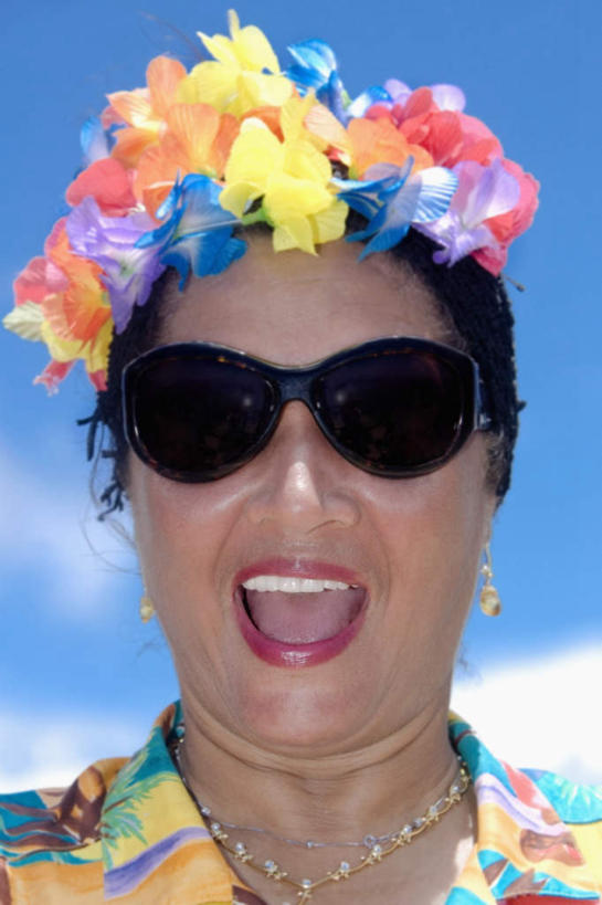 西方人,脸,头,脸颊,一个人,站,笑,大笑,竖图,室外,特写,白天,正面,民族服装,衬衫,兴奋,欧洲,欧洲人,仅一个女性,仅一个人,阴影,盛开,光线,花环,墨镜,眼镜,影子,云,云朵,花蕾,云彩,注视,肩膀,花,花瓣,花朵,鲜花,蓝色,白云,蓝天,天空,阳光,太阳镜,太阳眼镜,天,花苞,花蕊,观察,看,站着,张嘴,仅一个中年女性,遮阳镜,晴朗,观看,察看,关注,张大嘴巴,哈哈大笑,女人,女性,中年女性,白种人,头部,脸部,脸蛋,面部,晴空,张开嘴,站立,半身,彩图,衬衣,传统服装,民俗服,高兴,狂笑,夏威夷衬衫