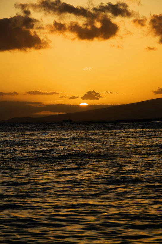 无人,竖图,室外,白天,正面,旅游,度假,岛屿,海浪,海洋,美景,日落,太阳,城市,夏威夷,美国,阴影,波纹,光线,影子,景观,浪花,晚霞,霞光,云,云朵,落日,涟漪,云彩,娱乐,白云,水纹,阳光,自然,海水,黄昏,波浪,享受,休闲,景色,彩霞,放松,北美,北美洲,自然风光,美洲,海景,瓦胡岛,欧胡岛,火奴鲁鲁,首府,欧湖岛,夏威夷州,爱洛哈之州,水晕,北亚美利加洲,亚美利加洲,聚集之岛,檀香山市,夕照,大海,风浪,海,海水的波动,近岸浪,列岛,群岛,涌浪,诸岛,夕阳,彩图,檀香山,威基基海滩,斜阳