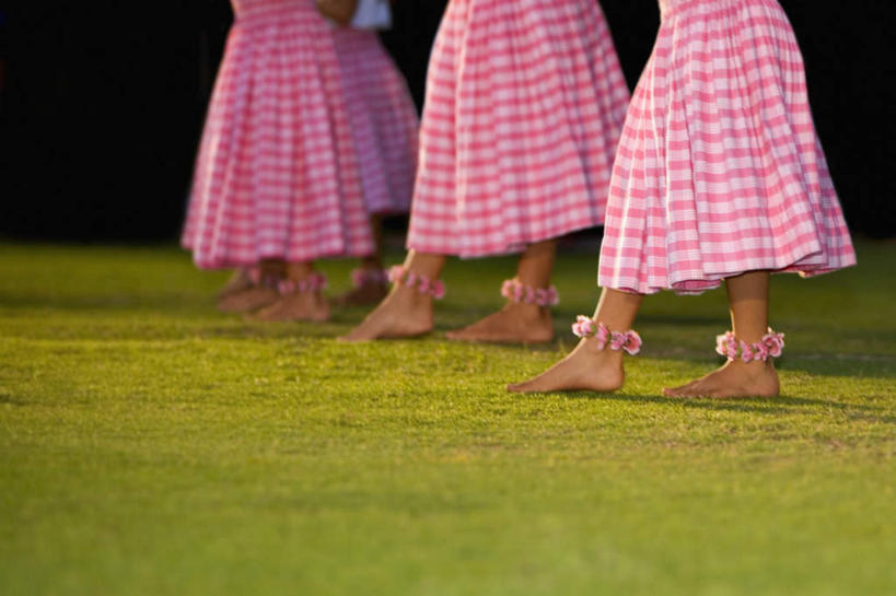 西方人,腿部,脚,脚趾,脚趾甲,腿,四个人,伙伴,朋友,站,横图,室外,白天,侧面,裙子,跳舞,友谊,草地,草坪,植物,欧洲,欧洲人,一排,整齐,盛开,方格,格子,花蕾,光脚,长裙,装饰品,草,花,花瓣,花朵,鲜花,排列,绿色,饰品,首饰,花苞,花蕊,站着,赤脚,半身裙,队列,脚链,草裙舞,舞姿,友情,年轻女性,女人,女性,白种人,脚指甲,站立,半身,彩图,舞蹈,呼拉舞