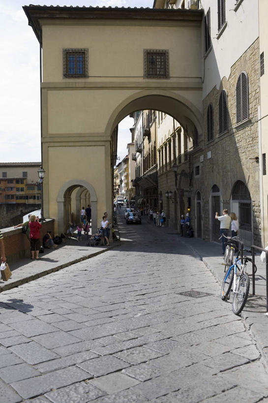 无人,家,竖图,室外,白天,仰视,度假,美景,城市风光,城市,自行车,意大利,佛罗伦萨,欧洲,一辆,房屋,屋子,景观,公寓,娱乐,洋房,楼房,住宅,车,脚踏车,蓝色,蓝天,天空,交通工具,天,享受,休闲,景色,放松,晴朗,托斯卡纳,南欧,载具,万里无云,意大利共和国,首府,百花之城,翡冷翠,托斯卡纳大区,晴空,晴空万里,彩图,低角度拍摄,房子