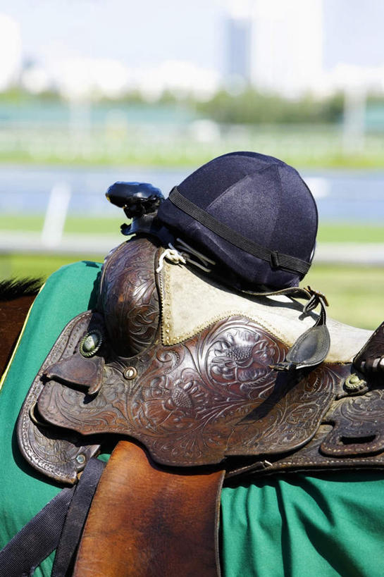 无人,体育馆,运动场,竖图,室外,特写,白天,正面,草地,草坪,河流,水,植物,帽子,朦胧,模糊,头盔,河水,水流,体育场,马场,座位,马鞍,草,树,树木,绿色,自然,安全帽,生长,成长,赛马场,跑马场,运动馆,马具,彩图