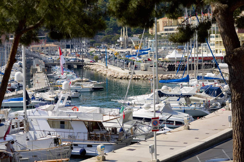 帆船,无人,家,码头,横图,俯视,室外,白天,度假,河流,美景,水,植物,城市风光,城市,港口,船,摩纳哥,欧洲,许多,房屋,屋子,河水,景观,水流,公寓,娱乐,洋房,楼房,住宅,树,树木,绿色,自然,交通工具,享受,休闲,摩纳哥公国,景色,放松,生长,成长,载具,蒙特卡洛,蒙地卡罗,彩图,高角度拍摄,房子,摆渡口,埠头,渡口,渡头,港湾,海港,货运码头,口岸,商港