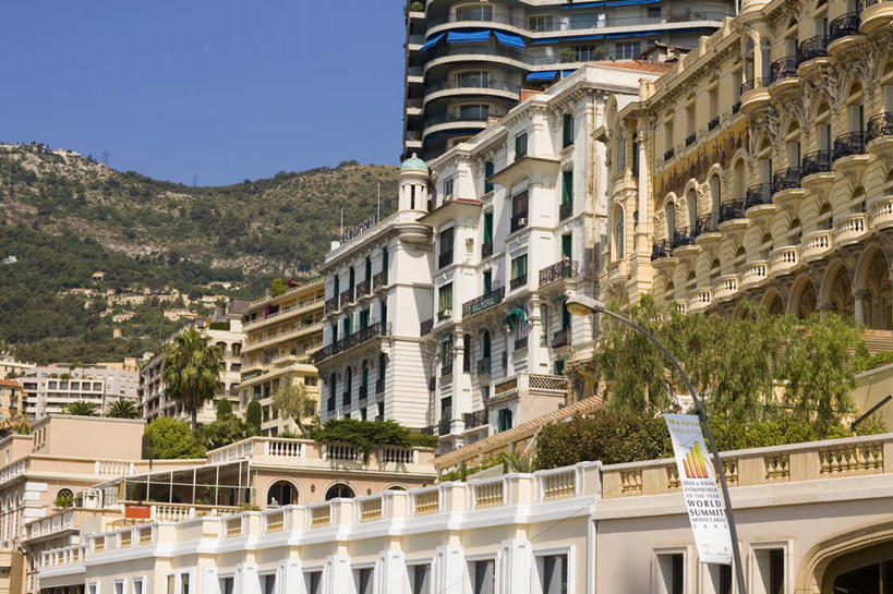 无人,家,横图,室外,白天,仰视,度假,美景,山,山脉,树林,植物,城市风光,城市,路灯,照明,摩纳哥,欧洲,阴影,光线,影子,房屋,屋子,景观,山峰,公寓,灯光,山峦,娱乐,洋房,楼房,住宅,灯,树,树木,蓝色,绿色,蓝天,天空,阳光,自然,群山,天,享受,休闲,摩纳哥公国,景色,放松,生长,晴朗,成长,照亮,照明设备,万里无云,蒙特卡洛,蒙地卡罗,晴空,晴空万里,彩图,低角度拍摄,房子