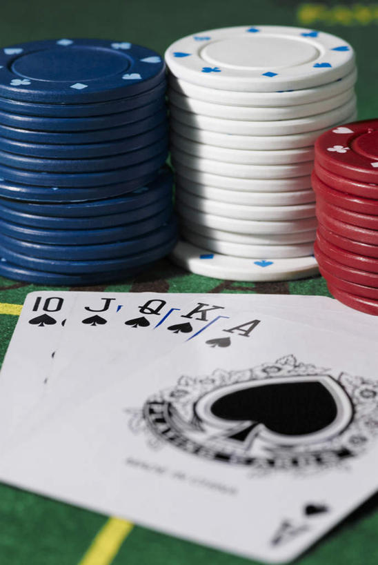 无人,竖图,俯视,室内,特写,白天,游戏,赌博,贪欲,竞争,桌子,静物,扑克牌,纸牌,玩具,扑克,一排,阴影,朦胧,模糊,整齐,反射,影子,四张,玩,娱乐,刺激,排列,黑色,休闲,筹码,活动,计数,队列,发泄,消遣,智力,赌具,积累,累积,21点,黑杰克,投机,侥幸,欲望,宣泄,筹马,记数,玩耍,嬉戏,彩图,高角度拍摄,二十一点,胜负,输赢