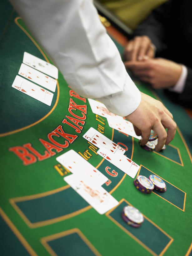 西方人,两个人,站,坐,竖图,俯视,室内,白天,工作服,衬衫,制服,西装,游戏,赌博,贪欲,竞争,桌子,扑克牌,纸牌,玩具,扑克,欧洲,欧洲人,握,阴影,套装,正装,反射,英文,标志,文字,影子,字符,字母,领带,玩,职业装,娱乐,标识,顾客,刺激,红色,站着,休闲,握着,筹码,活动,英文字母,计数,发泄,消遣,智力,发牌,赌具,积累,累积,荷官,投机,侥幸,欲望,宣泄,筹马,工作制服,主顾,记数,男人,男性,中年男性,白种人,玩耍,嬉戏,站立,坐着,半身,彩图,高角度拍摄,衬衣,工作套服,杀赔,庄荷,胜负,输赢