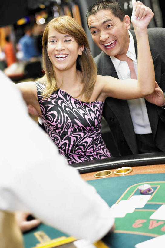 西方人,背部,三个人,站,坐,举,笑,微笑,露齿笑,竖图,室内,白天,正面,衬衫,裙子,西装,爱情,游戏,赌博,贪欲,竞争,桌子,扑克牌,纸牌,玩具,扑克,欧洲,欧洲人,阴影,连衣裙,套装,正装,欢呼,朦胧,模糊,反射,影子,领带,浪漫,玩,注视,职业装,娱乐,刺激,观察,看,托,站着,休闲,温暖,温馨,恩爱,筹码,恋人,观看,活动,计数,和睦,察看,喝彩,发泄,关注,消遣,智力,发牌,赌具,积累,累积,荷官,21点,黑杰克,投机,侥幸,欲望,宣泄,筹马,记数,男人,男性,年轻女性,女人,女性,中年男性,白种人,情侣,举起,举手,举着,玩耍,嬉戏,向上举,向上伸,向上托,站立,坐着,半身,彩图,衬衣,二十一点,杀赔,庄荷,伴侣,融洽,胜负,输赢