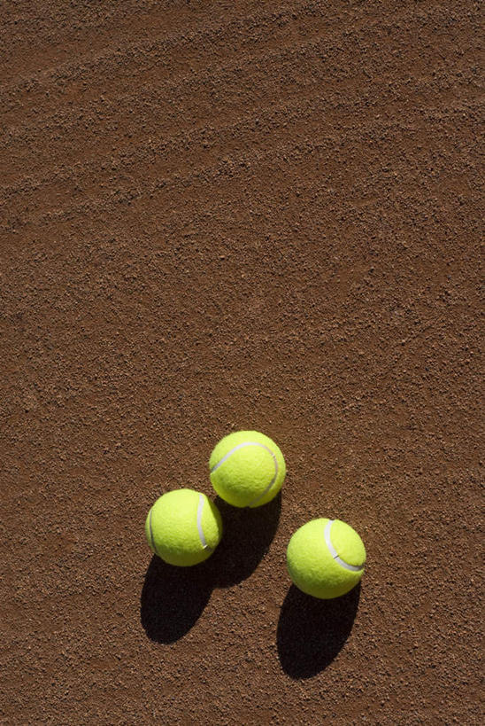 无人,竖图,俯视,室外,特写,白天,网球,阴影,光线,影子,球场,网球场,网球装备,运动器械,场地,三个,黄色,阳光,健身器械,健身器材,网球运动,彩图,高角度拍摄,网球场地,红土场,软性球场,运动器材