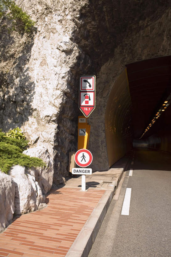 无人,竖图,室外,白天,正面,度假,美景,城市风光,城市,道路,路,公路,摩纳哥,欧洲,阴影,光线,隧道,影子,墙,景观,拱门,分界线,停车线,交通,娱乐,墙壁,墙面,阳光,享受,休闲,摩纳哥公国,景色,放松,车行道,车行道分界线,地道,标线,车行线,蒙特卡洛,蒙地卡罗,马路,彩图