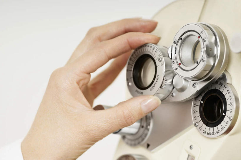 西方人,手,一个人,医生,横图,室内,特写,白天,白色背景,正面,仪器,欧洲,欧洲人,仅一个年轻女性,仅一个女性,仅一个人,握,阴影,反射,影子,一个,医护人员,医疗人员,手部,握着,摄影,影棚,单个,单手,验光师,验光仪,测量仪器,电脑验光机,验光机,年轻女性,女人,女性,白种人,大夫,半身,彩图,影棚拍摄,拍摄