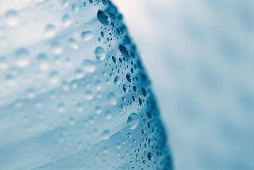 无人,横图,室内,特写,白天,正面,水,阴影,蓝色背景,朦胧,模糊,反射,液体,影子,饮用水,泡泡,瓶子,塑料制品,矿泉水,塑料瓶,摄影,影棚,蒸馏水,彩图,影棚拍摄,拍摄