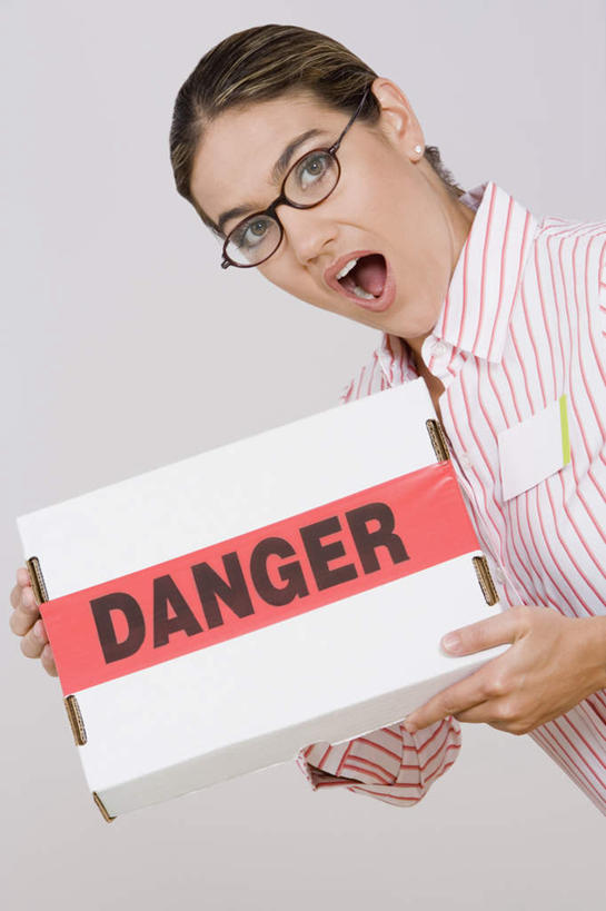 西方人,头发,一个人,商务人士,商务女性,竖图,室内,白天,正面,欧洲,欧洲人,仅一个年轻女性,仅一个女性,仅一个人,阴影,套装,惊讶,反射,英文,标志,文字,眼镜,影子,纸盒,字符,字母,棕色,警告,注视,标识,盒子,红色,包装盒,低头,观察,看,张嘴,警示,观看,英文字母,禁止,惊奇,提醒,察看,关注,提示,限制,商务装,近视眼镜,张大嘴巴,工薪阶层,垂头,危险,年轻女性,女人,女性,白种人,长发,直发,白领,上班族,张开嘴,半身,彩图