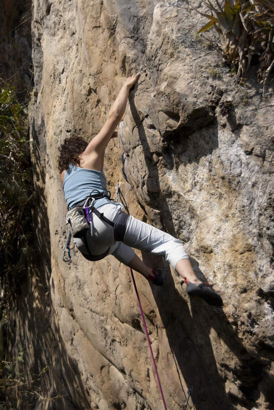 西方人,一个人,举,攀登,竖图,室外,白天,仰视,锻炼,旅游,度假,探险,安全,运动,攀岩,石头,山,山脉,帽子,欧洲,欧洲人,仅一个女性,仅一个人,握,阴影,服装,光线,石子,头盔,影子,山峰,带子,防护,山峦,休闲装,娱乐,极限运动,衣服,白色,阳光,安全带,安全帽,绳子,群山,托,仅一个中年女性,享受,休闲,休闲服,爬,放松,握着,服饰,保护,绳索,室外运动,保险,户外运动,安全绳,保全,周全,安稳,安定,一顶,冒险,平安,体育,女人,女性,中年女性,白种人,石块,岩石,登山,举起,举手,举着,攀爬,抬头,向上举,向上伸,向上托,仰头,彩图,低角度拍摄,全身,健身