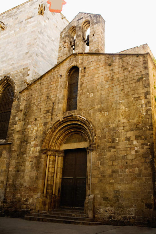 无人,竖图,室外,白天,仰视,度假,美景,城市风光,城市,西班牙,欧洲,巴塞罗那,阴影,光线,影子,墙,景观,走道,走廊,过道,娱乐,墙壁,墙面,祈愿,阳光,享受,休闲,景色,放松,祈求,信号,南欧,报时,首府,加泰罗尼亚,西班牙王国,召集,鸣钟,钟,彩图,低角度拍摄