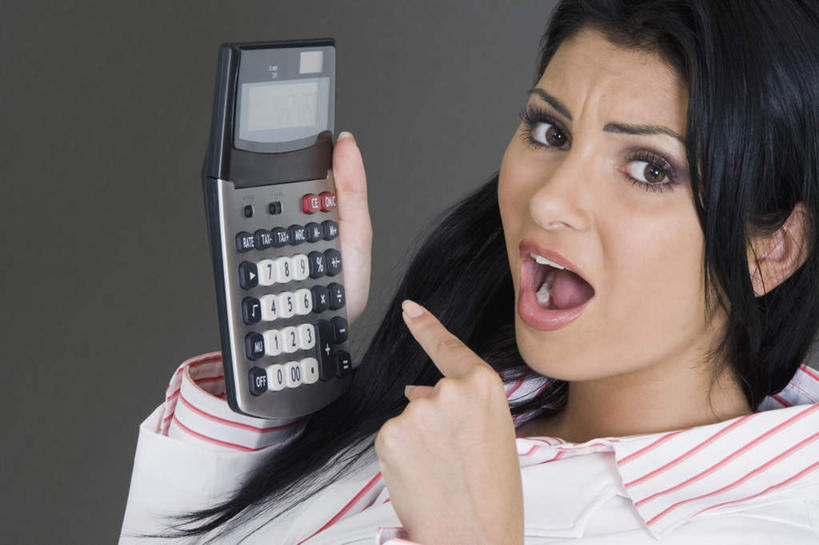 西方人,脸,头,脸颊,头发,一个人,商务人士,商务女性,横图,室内,特写,白天,侧面,计算器,欧洲,欧洲人,仅一个年轻女性,仅一个女性,仅一个人,指,阴影,灰色背景,套装,惊讶,反射,计算,科学,影子,办公用品,注视,指点,肩膀,一个,黑色,观察,看,张嘴,理财,财务,摄影,影棚,单个,观看,惊奇,察看,指向,关注,数学,商务装,张大嘴巴,工薪阶层,年轻女性,女人,女性,白种人,头部,长发,直发,脸部,脸蛋,面部,白领,上班族,张开嘴,半身,彩图,影棚拍摄,拍摄