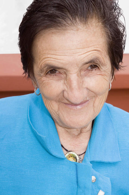 西方人,脸,头,脸颊,一个人,坐,笑,微笑,竖图,室外,特写,白天,正面,项链,欧洲,欧洲人,仅一个女性,仅一个人,一条,阴影,服装,反射,影子,注视,休闲装,肩膀,装饰品,衣服,饰品,首饰,观察,看,休闲,休闲服,服饰,仅一个老年女性,观看,察看,关注,老年女性,女人,女性,白种人,头部,脸部,脸蛋,面部,坐着,半身,彩图