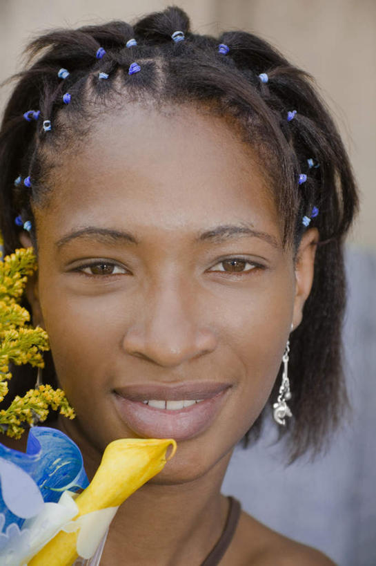 西方人,脸,头,脸颊,一个人,笑,微笑,露齿笑,竖图,室外,特写,白天,正面,叶子,欧洲,非洲,黑人,欧洲人,仅一个年轻女性,仅一个女性,仅一个人,阴影,朦胧,模糊,装饰,盛开,光线,丝绸,丝带,头饰,影子,绿叶,缎带,花蕾,注视,肩膀,绸带,装饰品,花,花瓣,花朵,鲜花,阳光,耳环,饰品,首饰,花苞,花蕊,观察,看,嫩叶,观看,华丽,修饰,点缀,察看,关注,衬托,美观,雅致,雅观,耳饰,年轻女性,女人,女性,非洲人,头部,脸部,脸蛋,面部,叶,叶片,半身,彩图