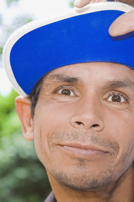 西方人,脸,头,脸颊,手,胡须,一个人,举,笑,微笑,竖图,室外,特写,白天,正面,植物,帽子,欧洲,欧洲人,仅一个男性,仅一个人,仅一个中年男性,握,阴影,朦胧,模糊,光线,影子,注视,运动帽,肩膀,树,树木,蓝色,绿色,阳光,自然,观察,看,托,手部,鸭舌帽,握着,生长,成长,观看,单手,察看,关注,一顶,男人,男性,中年男性,白种人,头部,胡子,络腮胡,脸部,脸蛋,面部,举起,举手,举着,向上举,向上伸,向上托,半身,彩图