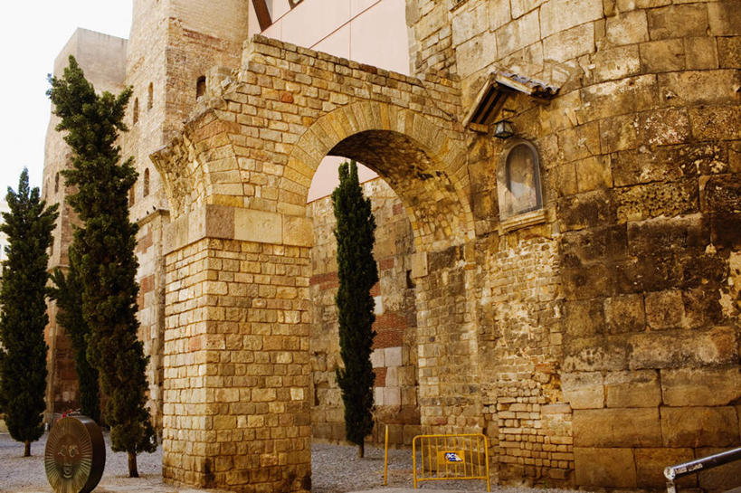 无人,家,栏杆,横图,室外,白天,仰视,度假,石头,美景,植物,城市风光,城市,西班牙,欧洲,巴塞罗那,一排,许多,整齐,石子,房屋,墙,屋子,景观,拱门,围栏,娱乐,护栏,楼房,墙壁,墙面,住宅,树,树木,排列,绿色,自然,享受,休闲,景色,放松,生长,成长,队列,南欧,首府,加泰罗尼亚,西班牙王国,石块,岩石,彩图,低角度拍摄,房子