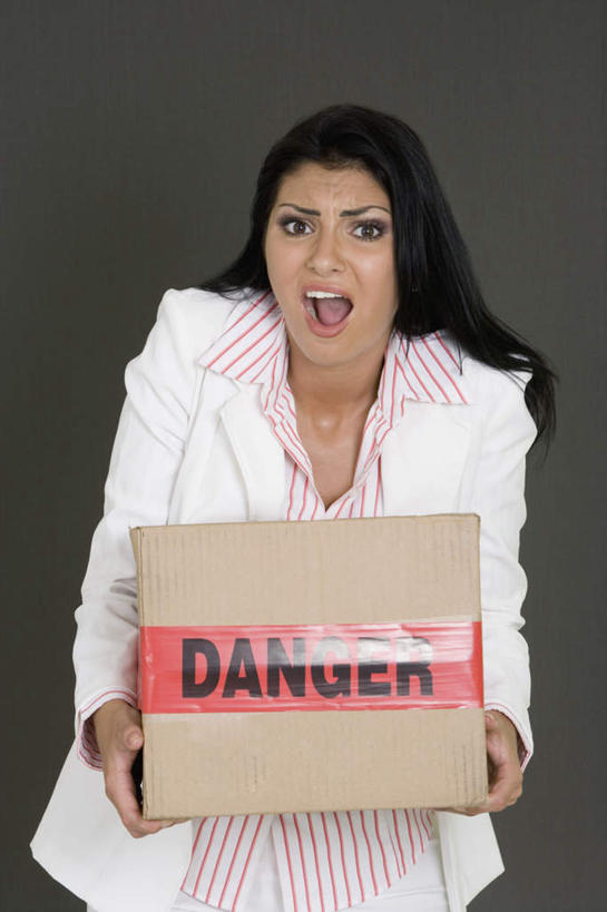 西方人,一个人,商务人士,商务女性,站,竖图,室内,白天,正面,欧洲,欧洲人,仅一个年轻女性,仅一个女性,仅一个人,阴影,灰色背景,套装,反射,英文,标志,文字,影子,纸盒,字符,字母,警告,注视,标识,盒子,红色,包装盒,观察,看,站着,张嘴,警示,摄影,影棚,观看,英文字母,害怕,禁止,惊恐,提醒,察看,关注,提示,限制,商务装,张大嘴巴,工薪阶层,危险,年轻女性,女人,女性,白种人,白领,上班族,张开嘴,站立,半身,彩图,影棚拍摄,拍摄