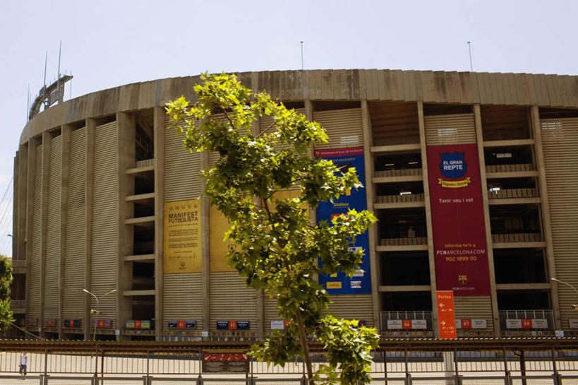 无人,家,栏杆,横图,室外,白天,仰视,度假,美景,植物,城市风光,城市,剧院,路灯,旗帜,椅子,照明,西班牙,欧洲,巴塞罗那,阴影,光线,英文,标志,文字,影子,字符,字母,房屋,屋子,景观,围栏,灯光,娱乐,标识,旗子,护栏,楼房,住宅,灯,树,树木,蓝色,绿色,蓝天,天空,阳光,自然,天,享受,休闲,景色,放松,生长,晴朗,成长,英文字母,照亮,照明设备,南欧,万里无云,首府,加泰罗尼亚,西班牙王国,旌旗,旗号,晴空,晴空万里,彩图,低角度拍摄,房子,剧场