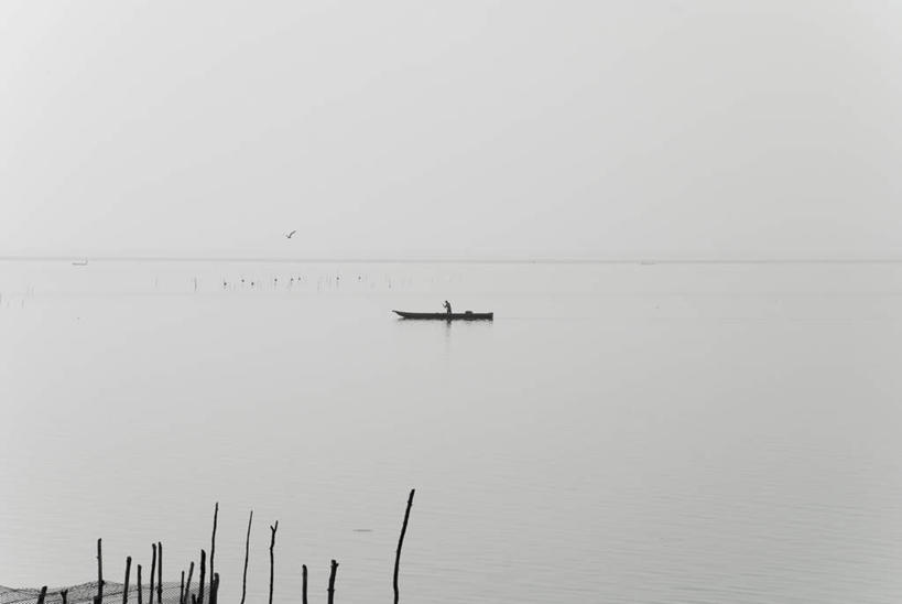 西方人,一个人,坐,横图,室外,白天,正面,旅游,度假,河流,美景,水,雾,船,欧洲,美国,欧洲人,仅一个男性,仅一个人,一艘,服装,朦胧,模糊,河水,景观,水流,木船,首都,注视,休闲装,娱乐,仅一个年轻男性,衣服,自然,交通工具,观察,看,享受,休闲,休闲服,景色,放松,服饰,观看,迷雾,察看,北美,舟,北美洲,关注,自然风光,载具,美洲,华盛顿特区,首府,华盛顿哥伦比亚特区,华府,北亚美利加洲,亚美利加洲,哥伦比亚特区,男人,男性,年轻男性,白种人,大雾,坐着,彩图,全身