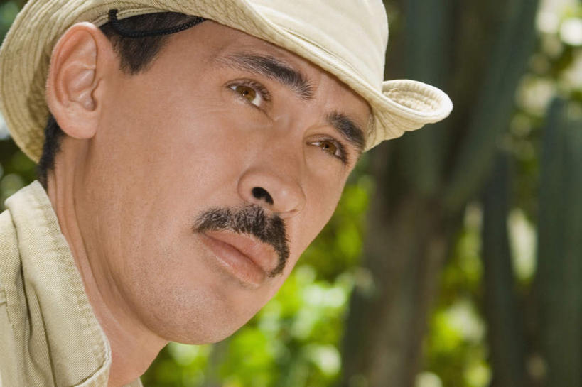 西方人,脸,头,脸颊,一个人,横图,室外,特写,白天,侧面,植物,帽子,欧洲,欧洲人,仅一个男性,仅一个人,仅一个中年男性,阴影,朦胧,模糊,光线,影子,肩膀,树,树木,绿色,阳光,自然,遮阳帽,生长,成长,一顶,男人,男性,中年男性,白种人,头部,脸部,脸蛋,面部,半身,彩图