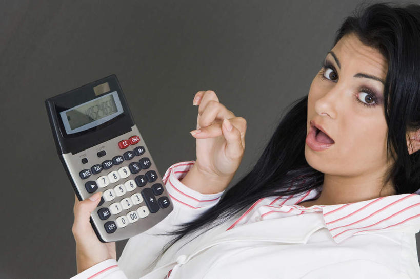 西方人,脸,头,脸颊,头发,一个人,商务人士,商务女性,横图,室内,特写,白天,侧面,计算器,欧洲,欧洲人,仅一个年轻女性,仅一个女性,仅一个人,指,阴影,灰色背景,套装,惊讶,反射,计算,科学,影子,办公用品,注视,指点,肩膀,一个,黑色,观察,看,张嘴,理财,财务,摄影,影棚,单个,观看,惊奇,察看,指向,关注,数学,商务装,张大嘴巴,工薪阶层,年轻女性,女人,女性,白种人,头部,长发,直发,脸部,脸蛋,面部,白领,上班族,张开嘴,半身,彩图,影棚拍摄,拍摄