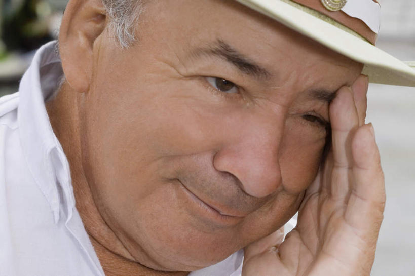 西方人,脸,头,脸颊,手,一个人,笑,微笑,横图,室外,特写,白天,正面,帽子,欧洲,欧洲人,仅一个男性,仅一个人,仅一个中年男性,撑,阴影,服装,朦胧,模糊,光线,影子,注视,休闲装,肩膀,衣服,阳光,遮阳帽,观察,看,休闲,手部,休闲服,服饰,观看,单手,察看,撑着,关注,一顶,男人,男性,中年男性,白种人,头部,脸部,脸蛋,面部,半身,彩图