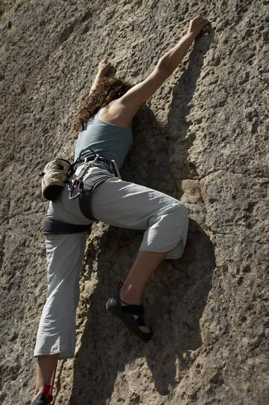 西方人,一个人,举,攀登,竖图,室外,白天,仰视,锻炼,旅游,度假,探险,安全,运动,攀岩,石头,山,山脉,欧洲,欧洲人,仅一个女性,仅一个人,阴影,服装,光线,石子,影子,山峰,带子,防护,山峦,休闲装,娱乐,极限运动,踩,衣服,阳光,安全带,绳子,群山,踩着,托,仅一个中年女性,享受,休闲,休闲服,爬,放松,服饰,保护,绳索,室外运动,保险,户外运动,安全绳,保全,周全,安稳,安定,冒险,平安,体育,女人,女性,中年女性,白种人,石块,岩石,登山,举起,举手,举着,攀爬,向上举,向上伸,向上托,半身,彩图,低角度拍摄,健身