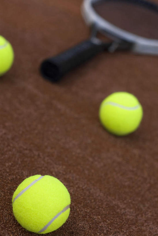 无人,竖图,俯视,室外,特写,白天,网球,静物,阴影,朦胧,模糊,光线,影子,球场,网球场,网球装备,运动器械,场地,三个,黄色,阳光,健身器械,健身器材,网球运动,彩图,高角度拍摄,网球场地,红土场,软性球场,运动器材