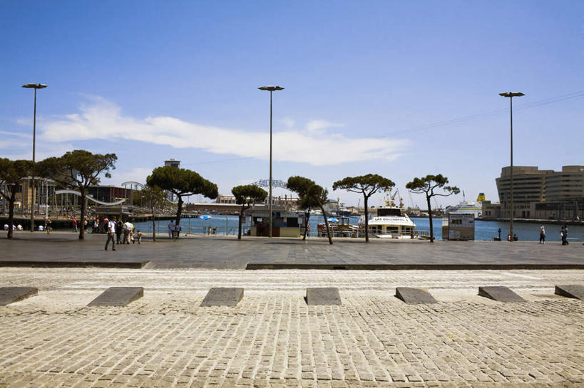 站,坐,走,横图,室外,白天,正面,度假,河流,美景,水,植物,城市风光,城市,道路,路,路灯,公路,照明,西班牙,欧洲,巴塞罗那,行人,游客,游人,阴影,服装,光线,包,伞,影子,雨伞,遮阳伞,河水,景观,水流,云,云朵,灯光,交通,许多人,云彩,旅行包,注视,休闲装,娱乐,阳伞,路人,旅客,灯,树,树木,衣服,蓝色,绿色,白云,蓝天,天空,阳光,自然,背包,天,观察,看,站着,一群人,享受,休闲,休闲服,景色,放松,服饰,生长,晴朗,成长,观看,照亮,察看,太阳伞,照明设备,关注,南欧,首府,加泰罗尼亚,西班牙王国,旅游包,过客,男人,男性,女人,女性,中年男性,中年女性,晴空,马路,步行,散步,站立,走路,坐着,彩图,全身,双肩包