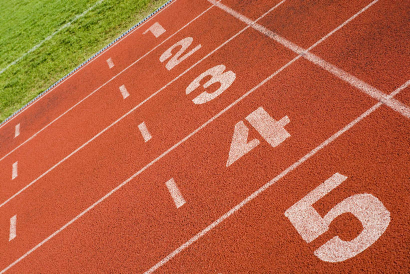 无人,体育馆,运动场,横图,俯视,室外,特写,白天,度假,草地,草坪,美景,植物,城市风光,城市,一排,许多,阴影,整齐,光线,标志,数字,文字,影子,字符,景观,跑道,娱乐,标识,体育场,草,排列,绿色,白色,阳光,享受,休闲,景色,放松,阿拉伯数字,田径场,队列,塑胶跑道,运动馆,彩图,高角度拍摄,全天候田径运动跑道