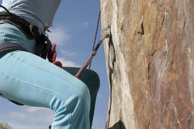 西方人,腿部,腿,一个人,攀登,横图,室外,特写,白天,侧面,锻炼,旅游,度假,探险,安全,运动,攀岩,石头,山,山脉,欧洲,欧洲人,仅一个女性,仅一个人,阴影,服装,裤子,光线,石子,影子,山峰,云,云朵,带子,防护,山峦,云彩,牛仔裤,休闲装,娱乐,极限运动,踩,衣服,蓝色,白云,蓝天,天空,阳光,安全带,绳子,群山,天,踩着,仅一个中年女性,享受,休闲,休闲服,爬,放松,服饰,晴朗,保护,绳索,室外运动,保险,户外运动,安全绳,保全,周全,安稳,安定,冒险,平安,体育,女人,女性,中年女性,白种人,石块,岩石,晴空,登山,攀爬,半身,彩图,健身