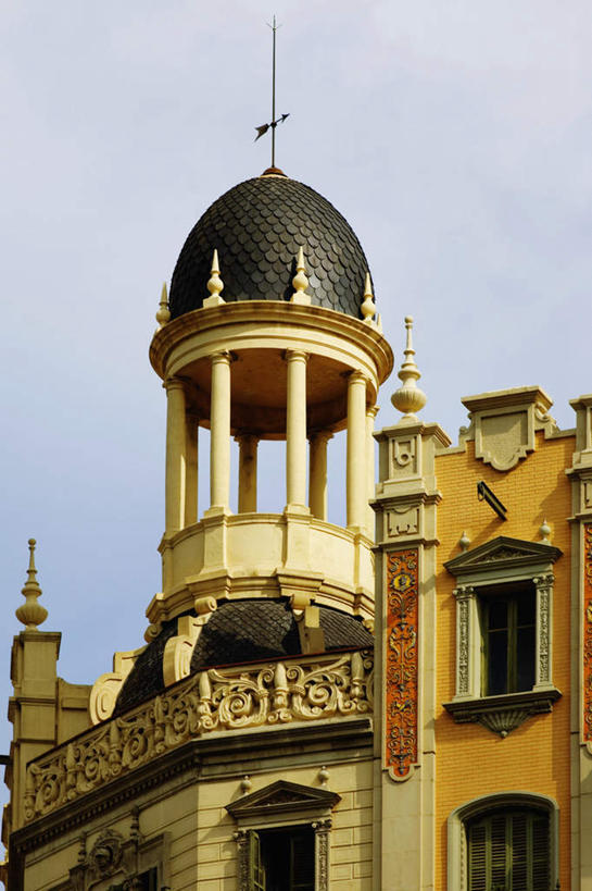 无人,家,竖图,室外,白天,仰视,度假,美景,窗户,城市风光,城市,雕塑,西班牙,欧洲,巴塞罗那,一排,许多,阴影,艺术,整齐,装饰,光线,雕刻,雕像,影子,柱子,房屋,屋子,景观,娱乐,楼房,玻璃窗,住宅,排列,蓝色,蓝天,天空,阳光,工艺品,天,享受,休闲,景色,放松,晴朗,纪念,美术,队列,南欧,主题,陈列,万里无云,首府,加泰罗尼亚,西班牙王国,功能,美学,晴空,晴空万里,彩图,低角度拍摄,房子