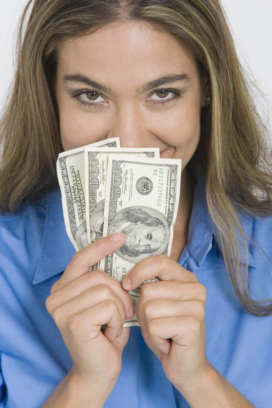 西方人,脸,头,脸颊,手,头发,一个人,笑,微笑,竖图,室内,特写,白天,白色背景,正面,衬衫,钱,美元,欧洲,欧洲人,双手,仅一个年轻女性,仅一个女性,仅一个人,一张,握,钱币,棕色,美金,注视,肩膀,蓝色,观察,看,手部,握着,遮,遮掩,钞票,金融,纸币,摄影,影棚,经济,观看,察看,掩盖,遮挡,关注,美圆,流通,纸钞,贸易,遮盖,掩饰,货币,现金,年轻女性,女人,女性,白种人,头部,长发,直发,脸部,脸蛋,面部,半身,彩图,影棚拍摄,衬衣,拍摄