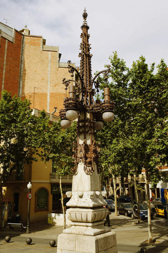 西方人,两个人,走,竖图,室外,白天,正面,度假,美景,植物,城市风光,城市,道路,路,路灯,公路,汽车,椅子,照明,西班牙,欧洲,巴塞罗那,欧洲人,行人,游客,游人,阴影,服装,装饰,光线,英文,标志,文字,影子,字符,字母,木椅,景观,云,云朵,灯光,交通,云彩,休闲装,娱乐,标识,路人,旅客,车,灯,树,树木,衣服,蓝色,绿色,白云,蓝天,天空,阳光,自然,交通工具,轿车,天,享受,休闲,休闲服,景色,放松,服饰,生长,晴朗,成长,英文字母,华丽,修饰,照亮,点缀,照明设备,南欧,载具,首府,加泰罗尼亚,西班牙王国,衬托,美观,雅致,雅观,过客,男人,男性,中年男性,白种人,晴空,马路,步行,散步,走路,彩图,全身