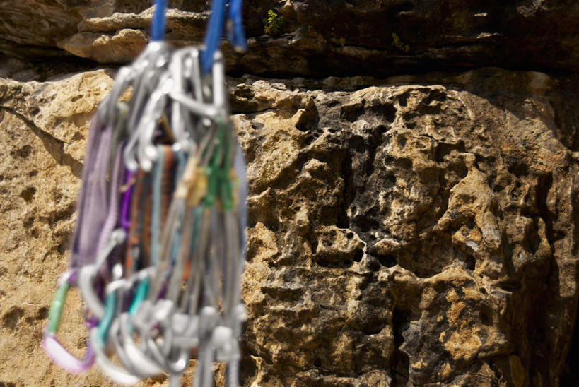 无人,横图,室外,特写,白天,正面,安全,石头,静物,金属制品,一堆,许多,阴影,堆叠,堆积,朦胧,模糊,光线,金属,钩子,石子,影子,墙,岩壁,带子,防护,墙壁,墙面,阳光,安全带,绳子,堆,保护,绳索,保险,安全绳,保全,周全,安稳,安定,攀岩墙,平安,石块,岩石,彩图